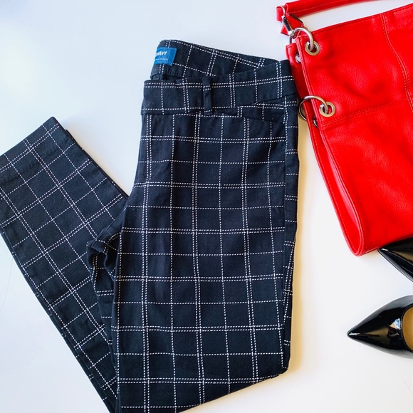 Old Navy Pants - OLD NAVY Pixie Mid Rise Pants🖤